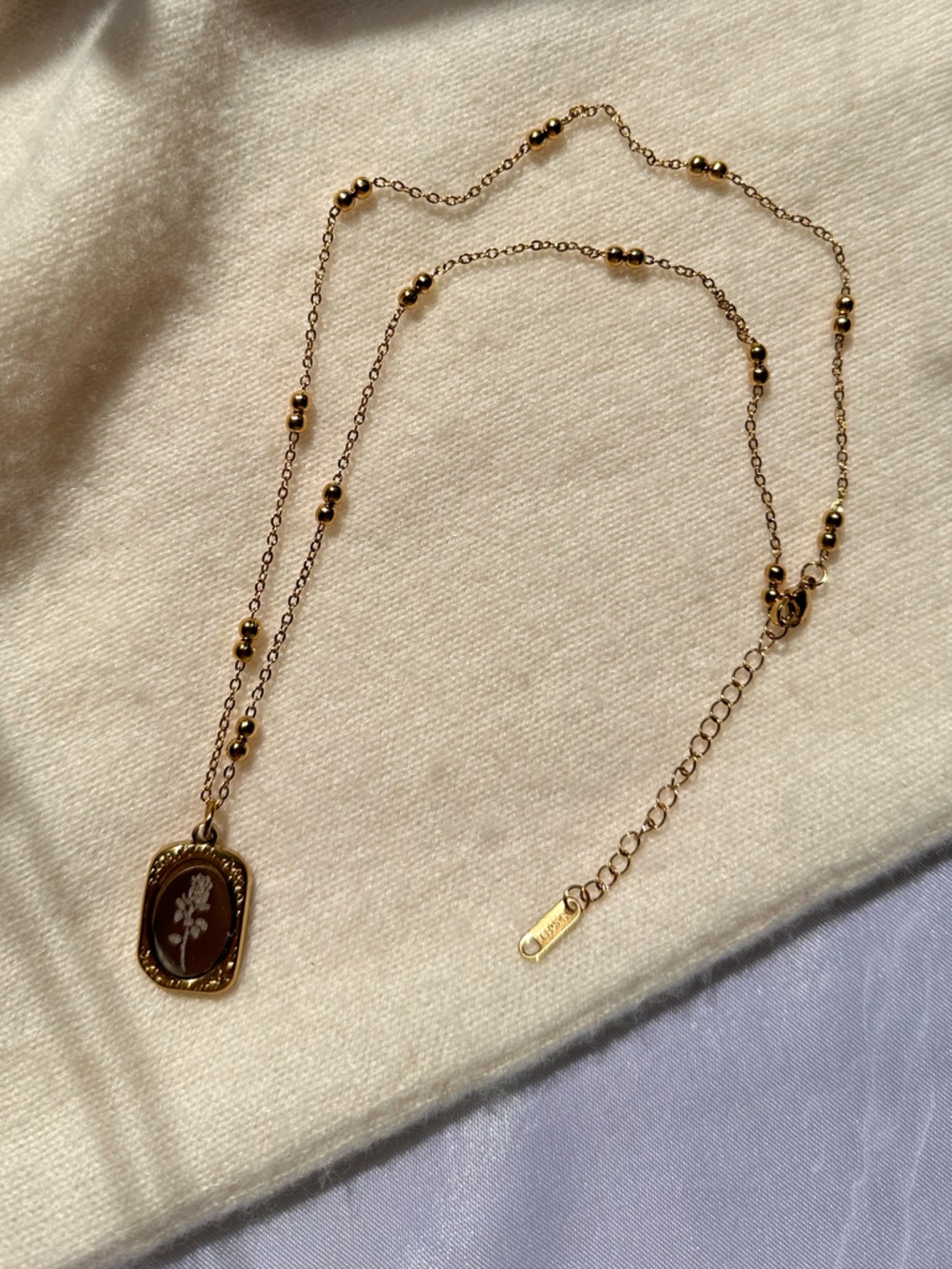 vintage vibe floral cameo pendant necklace - Picture 3 of 5